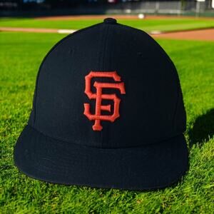 New Era San Fransisco Giants Black 9FIFTY Snapback MLB Hat Med- Large Side Patch